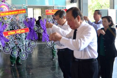 Lãnh đạo TPHCM viếng hai nhạc sĩ Phan Huỳnh Điểu và Phan Nhân