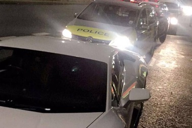 Hy hữu chuyện cảnh sát tạm giữ trái phép siêu xe để... lái thử