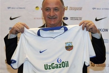 Scolari vượt Mourinho để trở thành HLV lương cao nhất thế giới