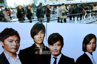 Hình ảnh mới của bốn “mỹ nam” xứ Hàn tại Nhật Bản