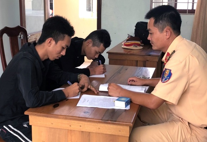 Bị Công an mời làm việc vì vừa đi xe máy vừa tắm - Ảnh 1. Bị Công an mời làm việc vì vừa đi xe máy vừa tắm - Ảnh 1.