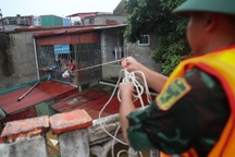 Yên Bái: Buộc dây thừng, kéo ròng rọc tiếp tế người dân bị nước lũ cô lập