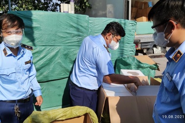 Phát hiện cả nghìn máy tạo oxy Trung Quốc cùng lô găng tay cũ giữa tâm dịch