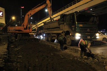 Hà Nội: Xén vỉa hè, mở rộng đường Láng trong đêm lạnh