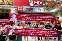 Mixue giảm giá bán, nhà đầu tư nhượng quyền căng băng rôn đòi quyền lợi