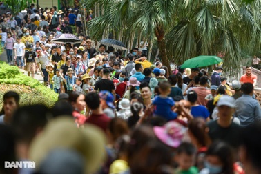 Choáng ngợp cảnh đông "nghẹt thở" trong công viên Thủ Lệ dịp nghỉ lễ