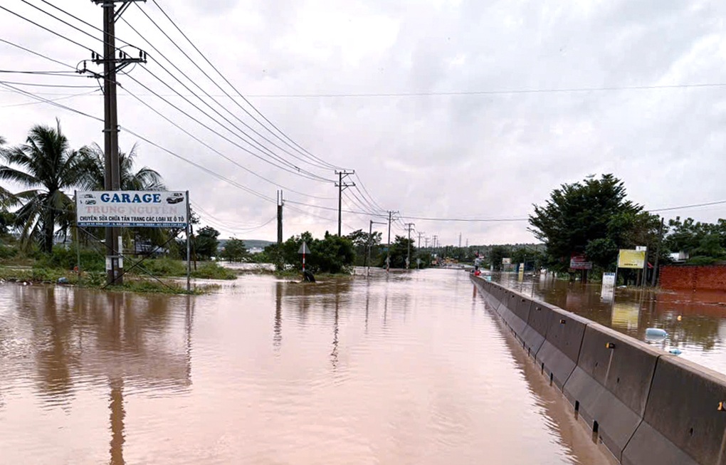 Nước lũ dâng nhanh, quốc lộ 1 qua Lâm Đồng bị ngập sâu - 1 Nước lũ dâng nhanh, quốc lộ 1 qua Lâm Đồng bị ngập sâu - 1