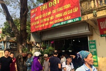 Chủ cửa hàng hoa kể giây phút thanh niên dùng súng khống chế con tin