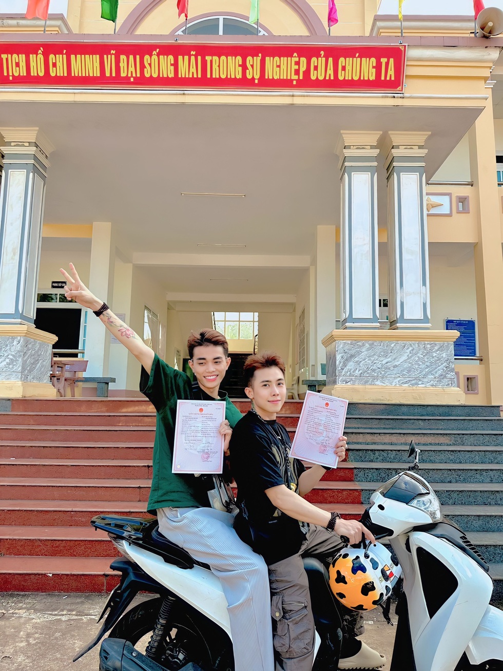 Chuyện đời kỳ lạ của cặp chồng già... mang thai, vợ trẻ vui làm bố - 2 Chuyện đời kỳ lạ của cặp chồng già... mang thai, vợ trẻ vui làm bố - 2