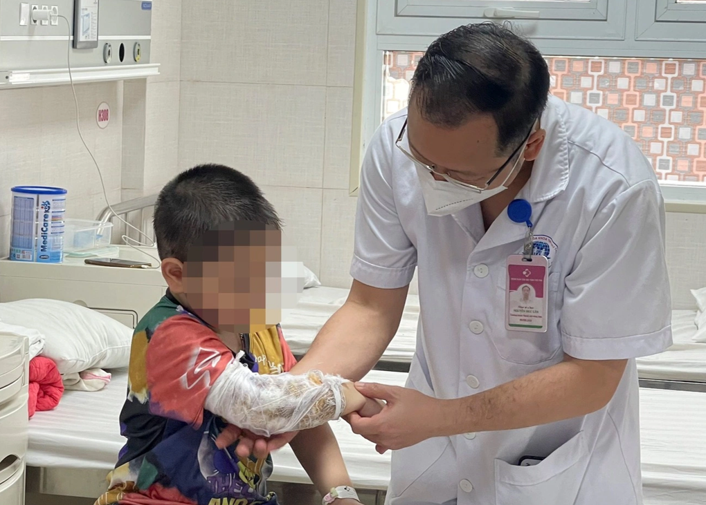 Hai con chó béc-giê tấn công, bé trai 3 tuổi bị vỡ thận, chấn thương bụng - 2 Hai con chó béc-giê tấn công, bé trai 3 tuổi bị vỡ thận, chấn thương bụng - 2