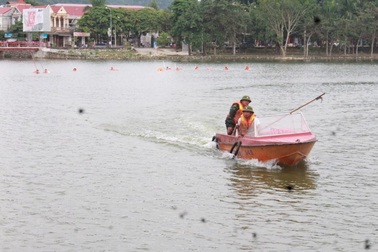 Huy động hàng trăm người nỗ lực tìm kiếm nạn nhân mất tích tại hồ nước