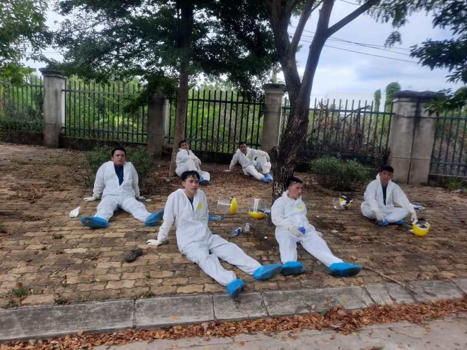 Đà Nẵng: Xúc động hình ảnh cuộc chiến chống Covid-19 của chiến sĩ áo trắng - 4