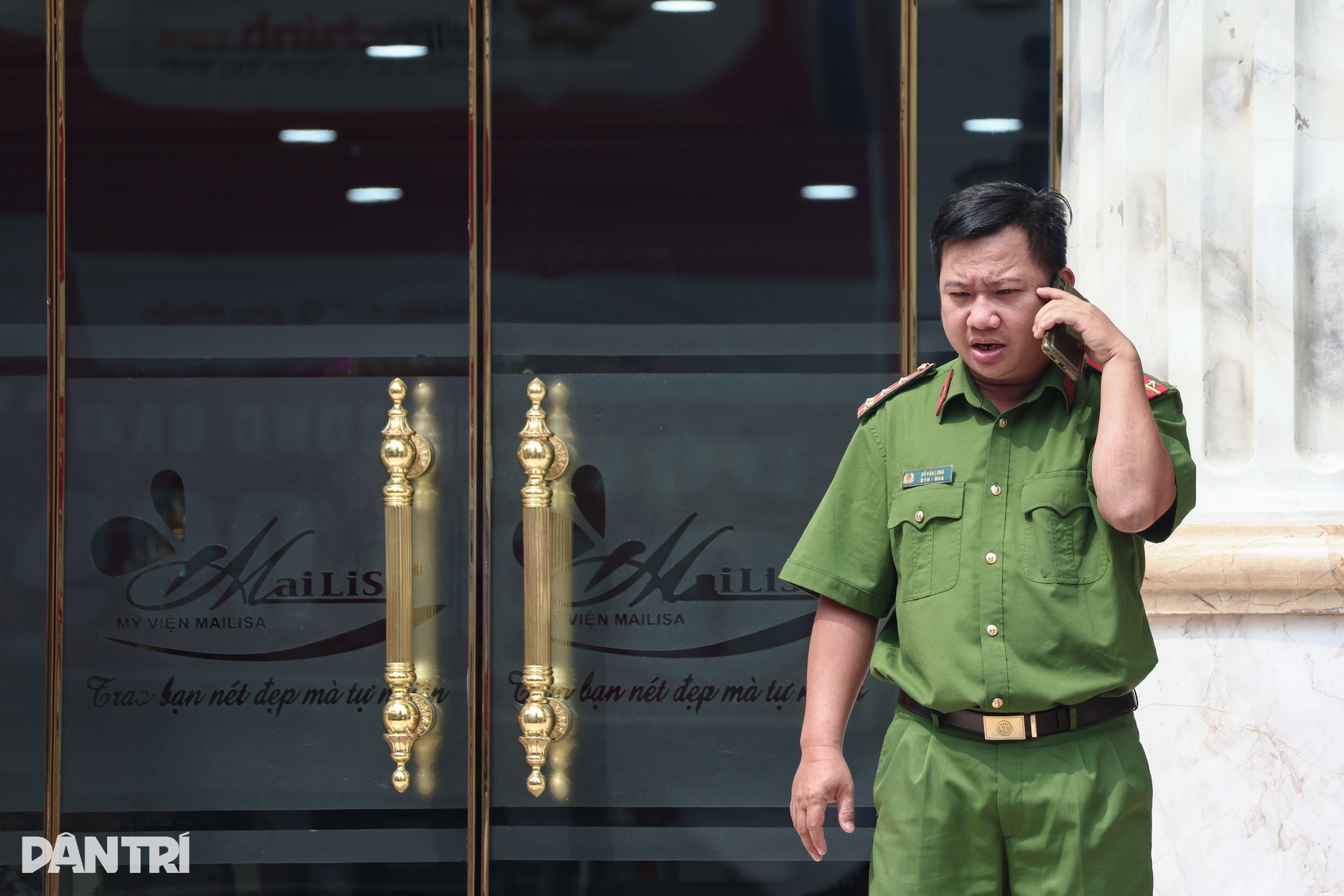 Cảnh sát mang nhiều thùng hồ sơ rời thẩm mỹ viện Mailisa sau 4 giờ làm việc - 4 Cảnh sát mang nhiều thùng hồ sơ rời thẩm mỹ viện Mailisa sau 4 giờ làm việc - 4