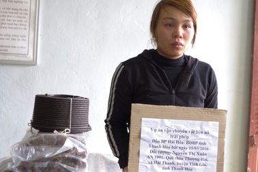 Bắt quả tang thiếu nữ đang vận chuyển thuốc nổ xuống thuyền