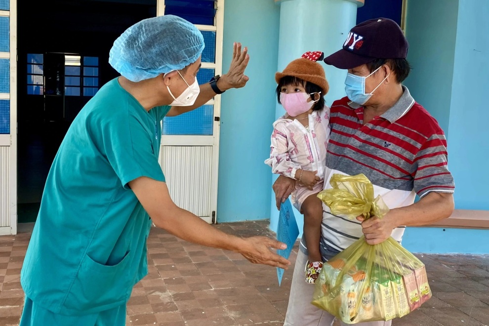 Quảng Ngãi: Bé gái 2 tuổi được về nhà sau 3 tuần điều trị Covid-19 - 1 Quảng Ngãi: Bé gái 2 tuổi được về nhà sau 3 tuần điều trị Covid-19 - 1