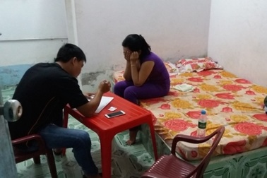 Bắt quả tang chủ quán cà phê đèn mờ kiêm bán dâm