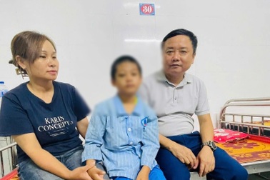 Món quà của thầy hiệu trưởng dành cho bé trai nghi bị bố và mẹ kế bạo hành