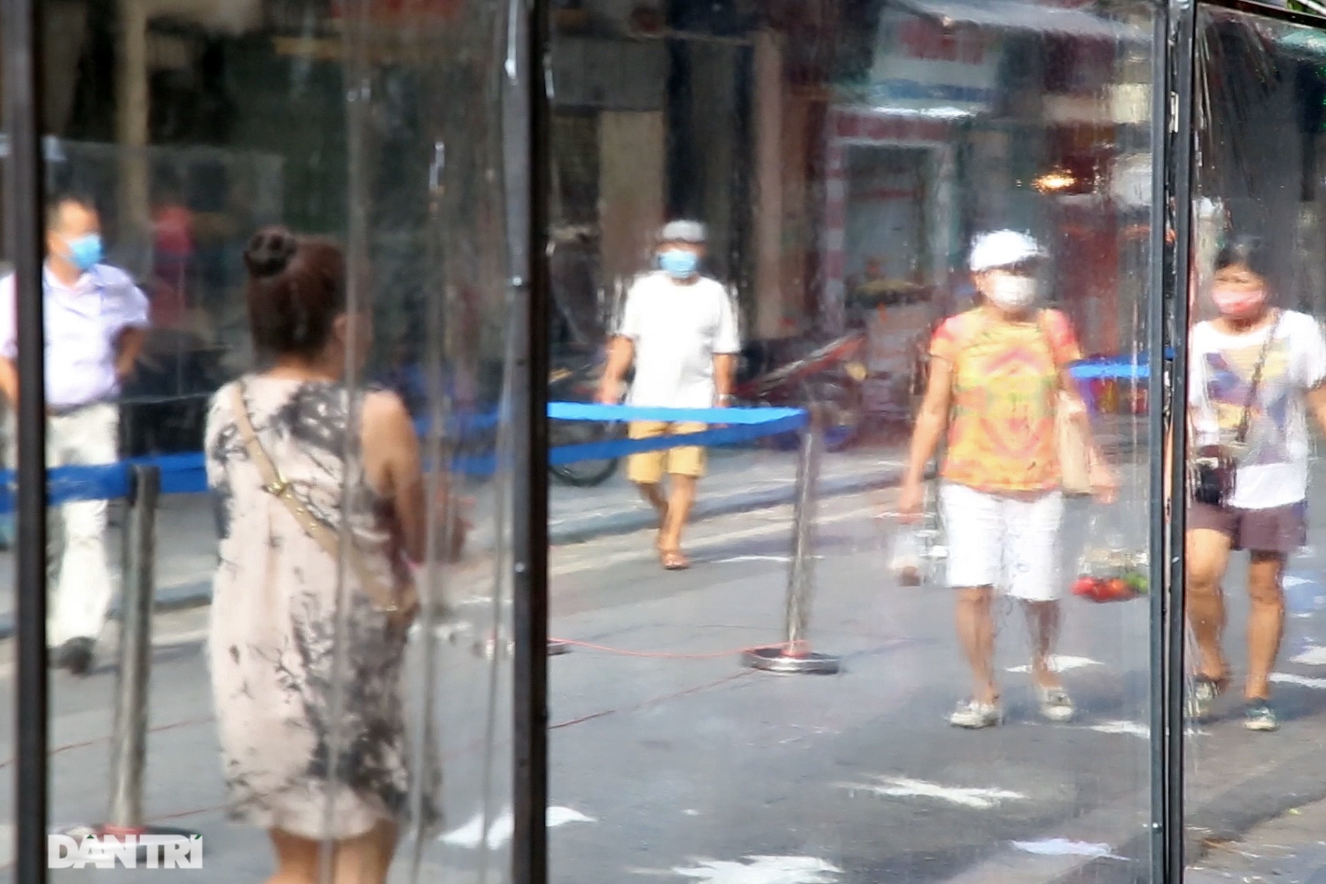 Mới lạ cảnh mua bán bằng ám hiệu ngón tay ở chợ nhà giàu phố cổ Hà Nội - 2 Mới lạ cảnh mua bán bằng ám hiệu ngón tay ở chợ nhà giàu phố cổ Hà Nội - 2