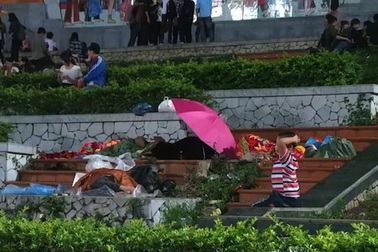 Trắng đêm, thuê chiếu ngủ vạ vật chờ ngày Giỗ Tổ