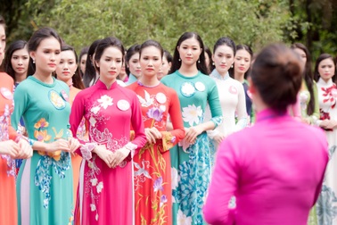 Thí sinh Hoa hậu Việt Nam về thăm làng Sen, nghe điệu hò Ví Giặm