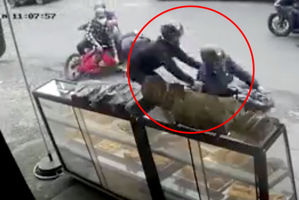 Trinh sát hình sự quật ngã 2 tên cướp như phim hành động - 1 Trinh sát hình sự quật ngã 2 tên cướp như phim hành động - 1