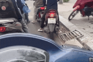 Hà Nội: Dàn cảnh trộm iPhone ở hộc xe máy trong 3 giây