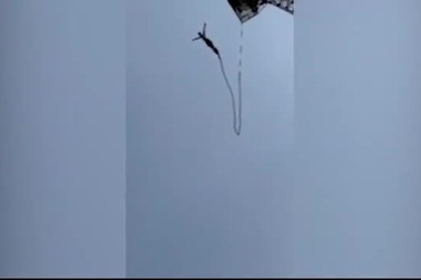 Nam thanh niên suýt chết vì gặp tai nạn bất ngờ khi chơi nhảy bungee