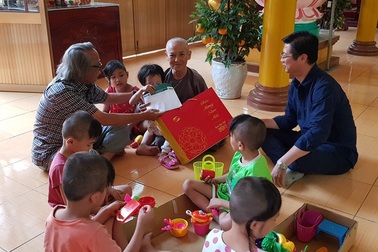 Cần Thơ: Trao quà Tết đến các bé họ Nhân ở chùa Long An