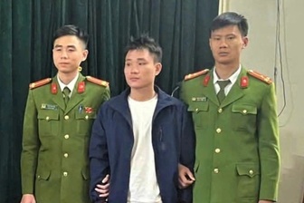 Đánh vỡ đầu tổ trưởng an ninh cơ sở vì bị nhắc đội mũ bảo hiểm