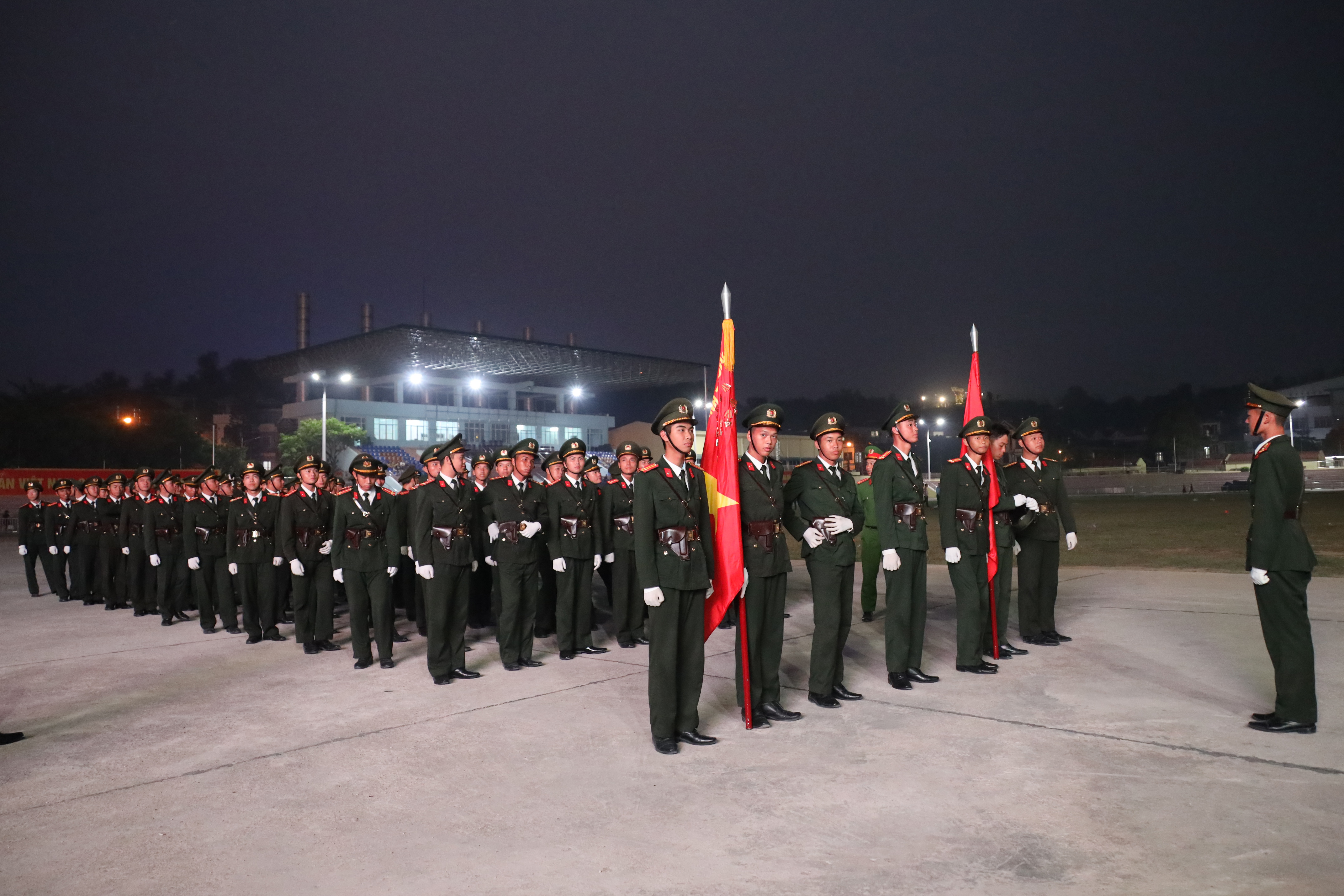 View - Người dân Điện Biên "tiếp lửa" các chiến sĩ tập luyện diễu binh giữa đêm | Báo Dân trí