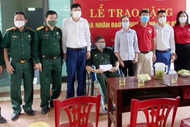 Trao tặng nhà nhân đạo và nghĩa tình đồng đội cho cựu chiến binh nghèo