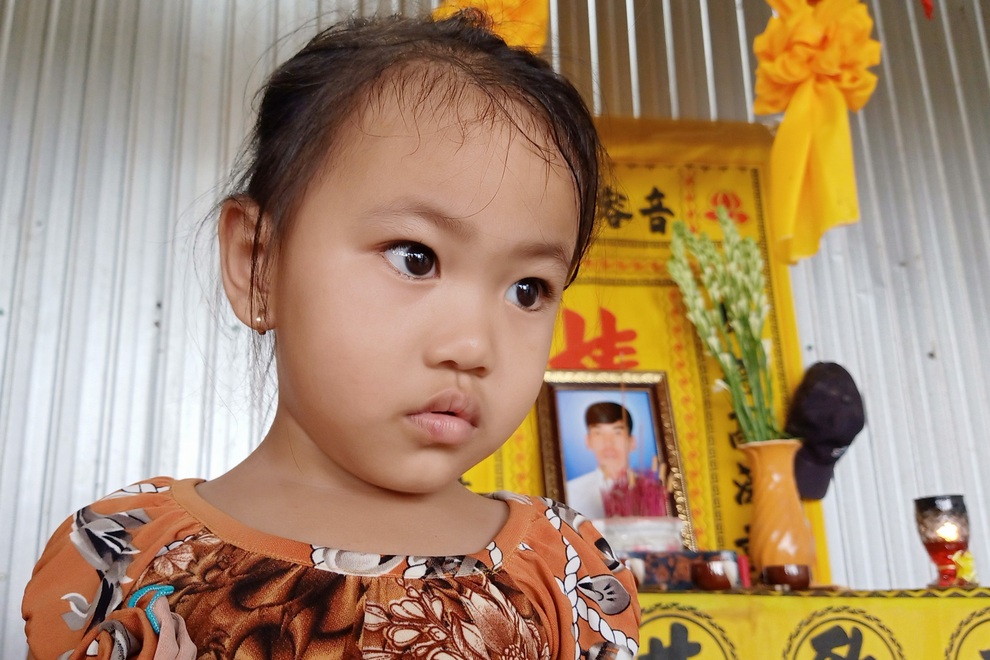 Xót xa cảnh hai đứa trẻ mồ côi, bơ vơ khát thèm một hộp sữa - 2 Xót xa cảnh hai đứa trẻ mồ côi, bơ vơ khát thèm một hộp sữa - 2