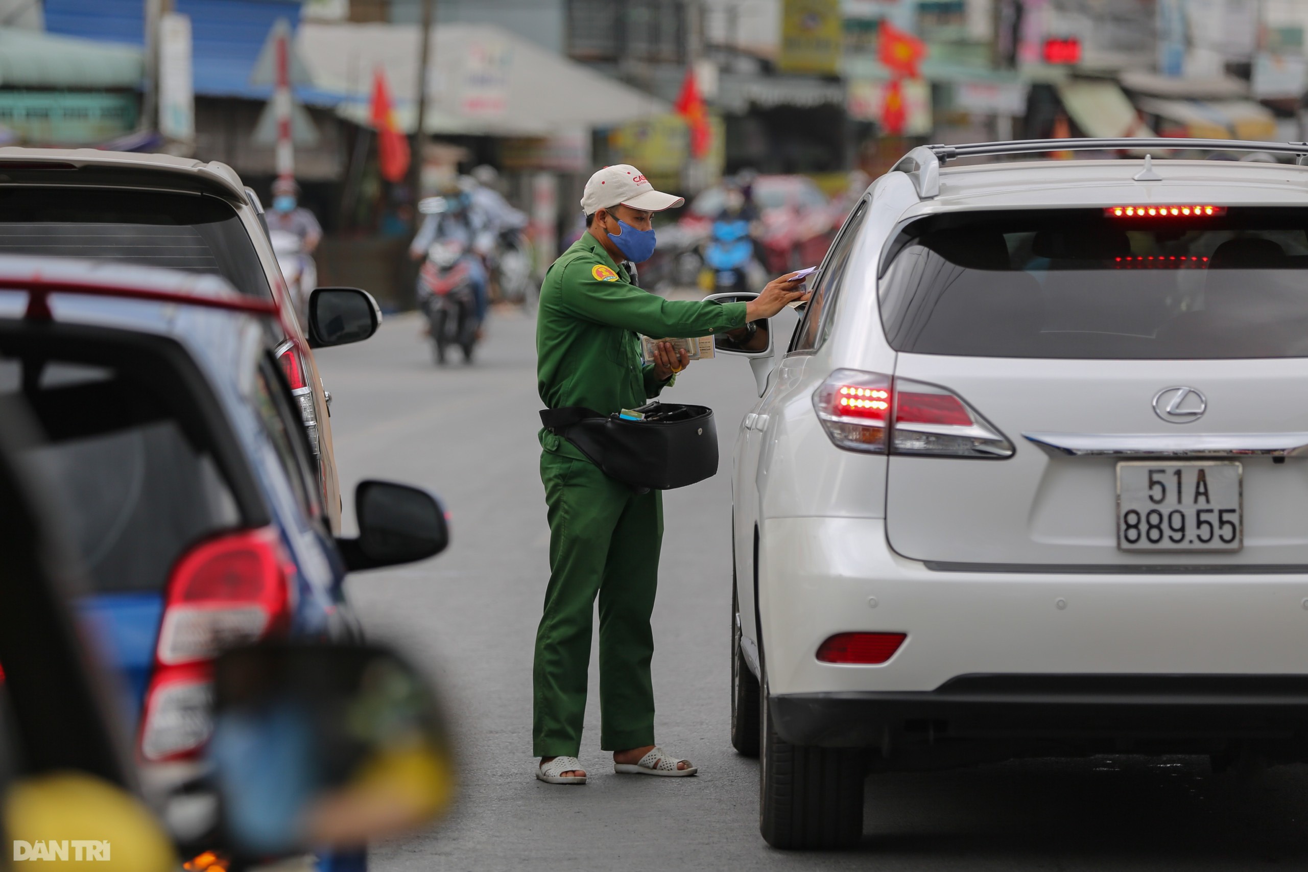 Trẻ em gục trong lòng bố mẹ vì kẹt xe kéo dài nhiều giờ ở phà Cát Lái - 10 Trẻ em gục trong lòng bố mẹ vì kẹt xe kéo dài nhiều giờ ở phà Cát Lái - 10