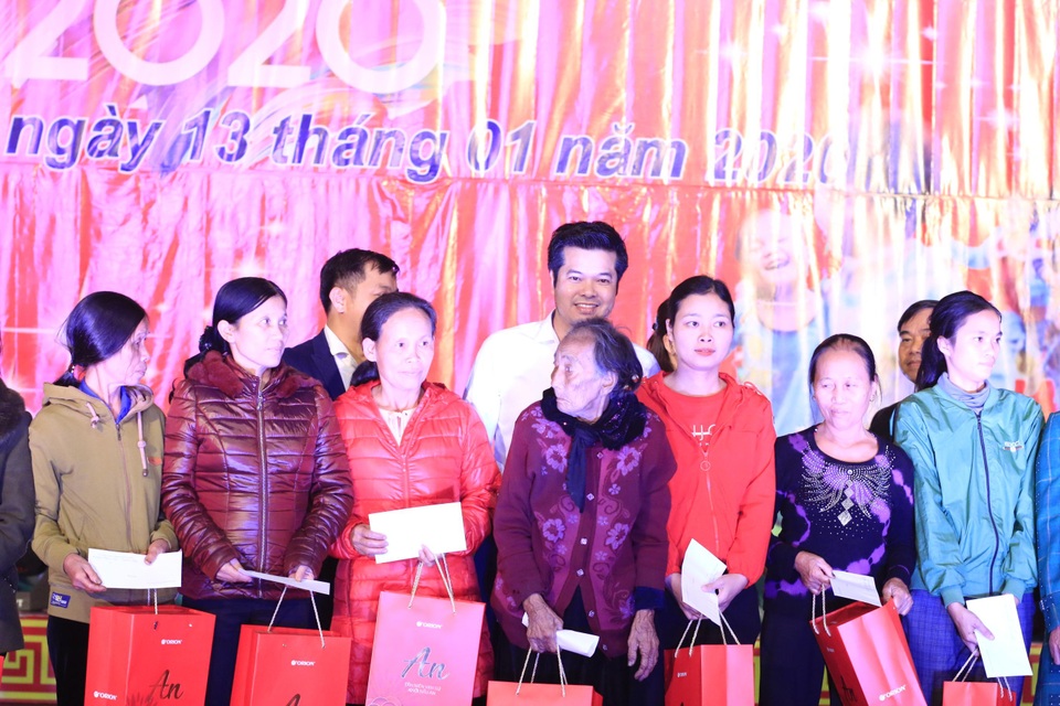 Ấm tình Xuân đêm giao lưu ủng hộ dân nghèo Hà Tĩnh đón Tết - 24 Ấm tình Xuân đêm giao lưu ủng hộ dân nghèo Hà Tĩnh đón Tết - 24
