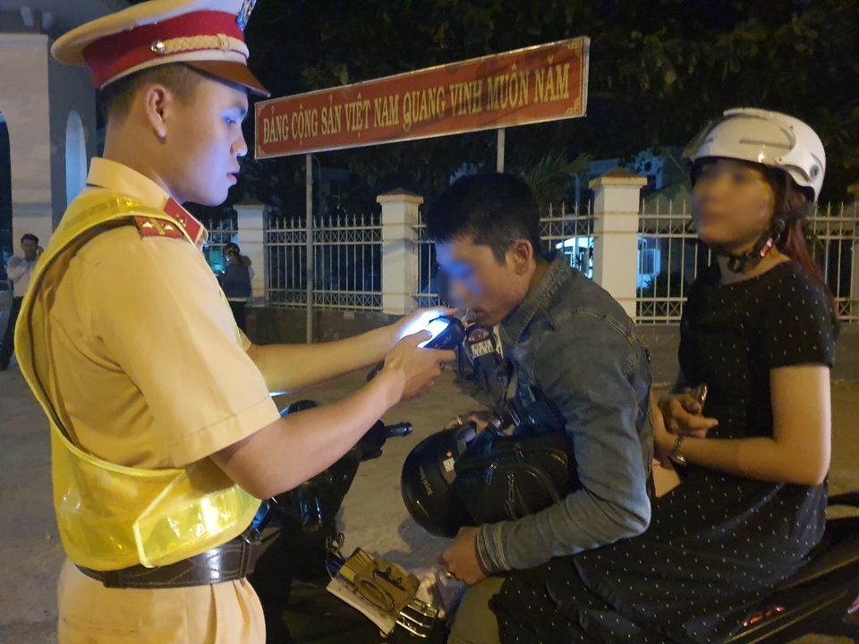 CSGT bố trí cán bộ chở tài xế nhậu say về nhà - 2