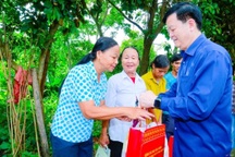 Phó Thủ tướng Mai Văn Chính thăm, tặng quà người dân Thanh Hóa