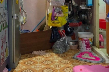 Con đi học về phát hiện sự việc ám ảnh trong căn nhà khóa cửa