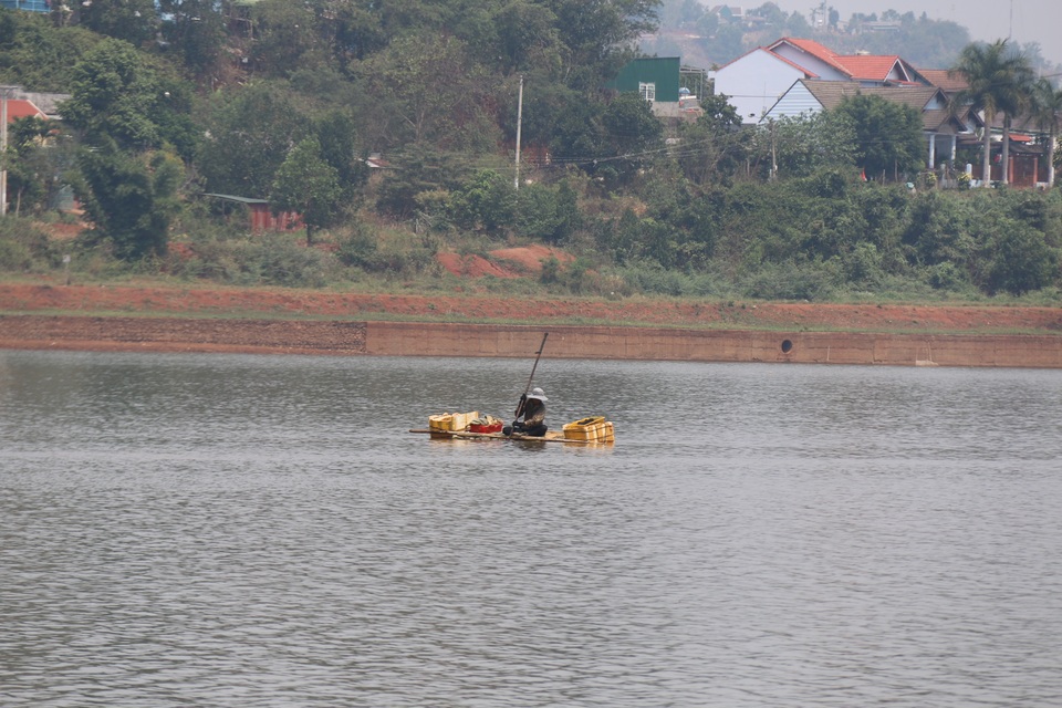 Kiếm tiền triệu mỗi ngày nhờ cào hến giữa... lòng thành phố - 1 Kiếm tiền triệu mỗi ngày nhờ cào hến giữa... lòng thành phố - 1