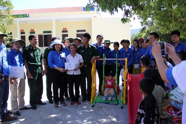 TH True Milk cùng tuổi trẻ Đống Đa mang nghĩa tình đến đồng bào dân tộc Chứt    