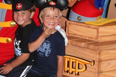 Hai nhóc của Britney vui chơi ở Disneyland