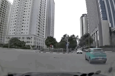 Tài xế xe buýt lấn làn vượt ẩu còn chặn đường, quyết thi gan với xe đi đúng