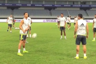 C.Ronaldo biểu diễn kỹ thuật chuyền bóng cực dị