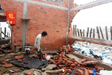 Sóng biển đánh sập nhà, “nuốt” đất của dân