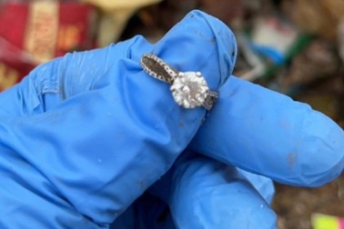 Cảnh 20 người lục tung bãi rác tìm nhẫn kim cương thu hút 3 triệu lượt xem