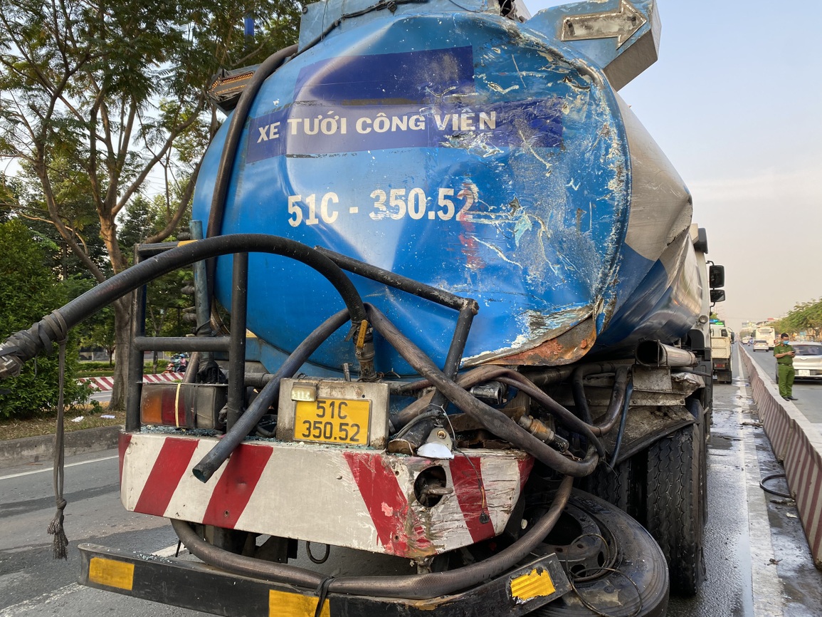 Ô tô khách nát đầu sau khi tông xe tưới nước ở TPHCM, 3 người bị thương - 2 Ô tô khách nát đầu sau khi tông xe tưới nước ở TPHCM, 3 người bị thương - 2