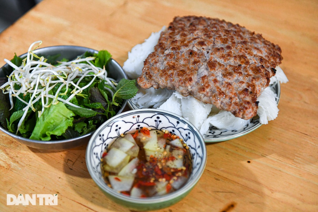 Bún chả chỉ một miếng chả giá 40.000 đồng ở Hà Nội, ngày bán 400 suất - 7