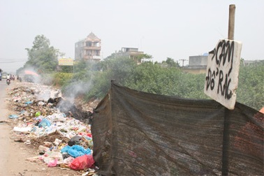 Bãi rác tự phát, cấm đổ tệ hơn không