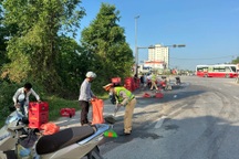 Xe chở bia bung thùng trên quốc lộ, người dân và CSGT hỗ trợ tài xế