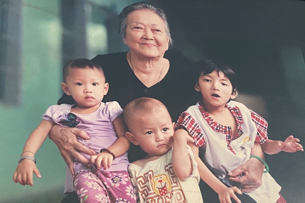 Người mẹ 87 tuổi nuôi 125 đứa con: "Má mất, tụi con đừng đến viếng hoa"