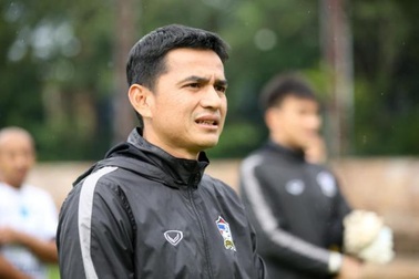 Từ chối lời đề nghị từ Việt Nam, HLV Kiatisuk cầm quân tại Thai-League